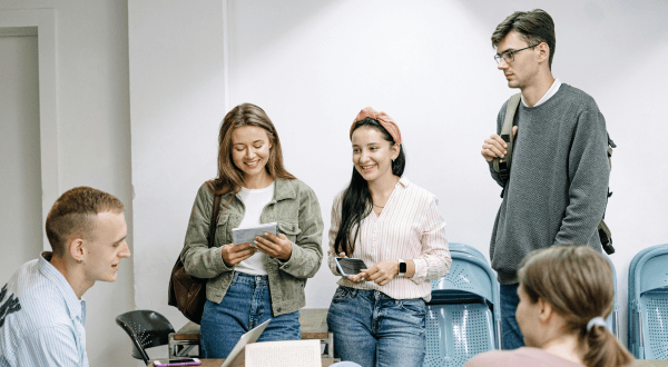 Agevolazioni assunzioni 2025 under 35 | Immagine di giovani lavoratori e lavoratici all'interno di un ufficio