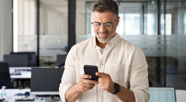 Agevolazioni assunzioni over 50 | Immagine di un manager over 50 sorridente