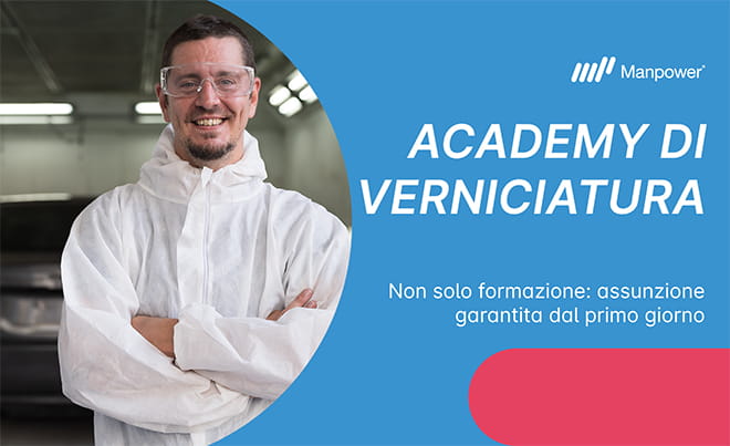 Corso verniciatura industriale | Immagine di un uomo sorridente vestito con una tuta e occhiali protettivi, con alle spalle la carrozzeria della macchina. Sono presenti anche titolo e sottotitolo dell’articolo 