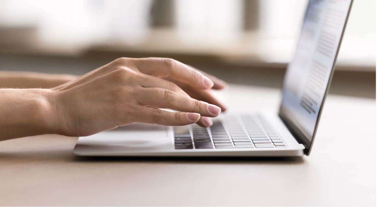 Blended learning | Dettaglio di mani di persona al computer