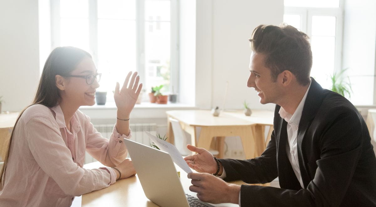 Candidate experience | Immagine con HR e giovane candidata durante colloquio