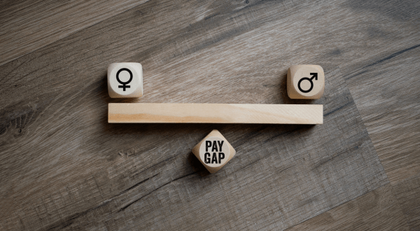 Direttiva UE 2023/970 | Immagine di anteprima con rappresentazione del concetto di gender pay gap resa attraverso blocchi di legno
