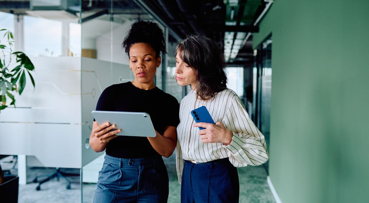 Diversity Management | Immagine di anteprima con due donne di etnie diverse che guardano tablet