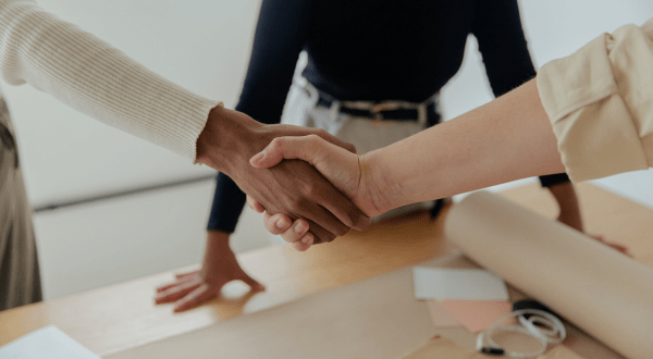 EBITEMP | Immagine di due mani che si stringono di un datore di lavoro e di una somministrata