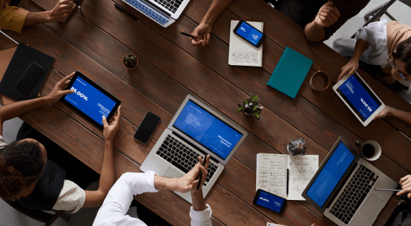 Formazione continua | Immagine di persone al PC durante corso di formazione in azienda