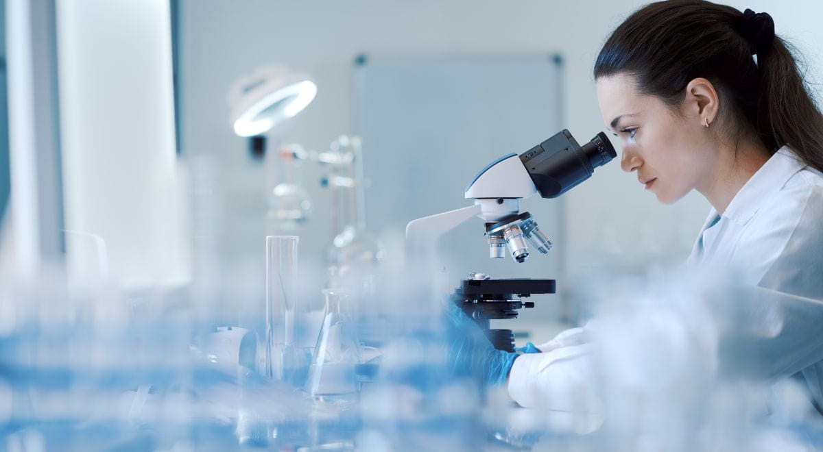Lavoro biomedicale Mirandola | Immagine con fotografia di operatrice all'interno di un laboratorio