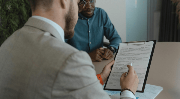 Lettera di intenti | Immagine di un HR manager che controlla il documento insieme a neo-assunto