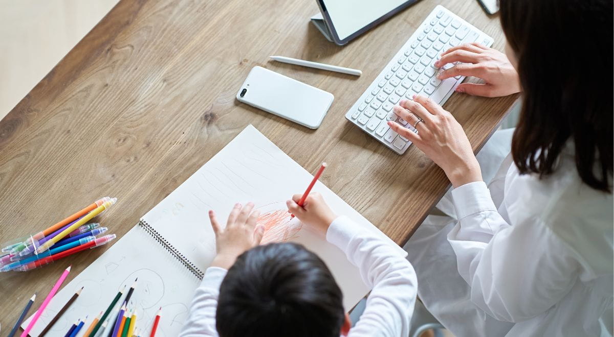 Maternità in disoccupazione | Immagine di anteprima con bambino che disegna e madre al PC che cerca lavoro