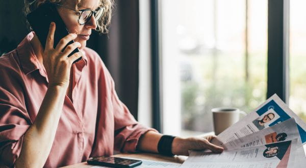 Ricerca talenti: metodi efficaci per attrarli | Immagine di anteprima dell'articolo con una recruiter al lavoro mentre analizza dei CV