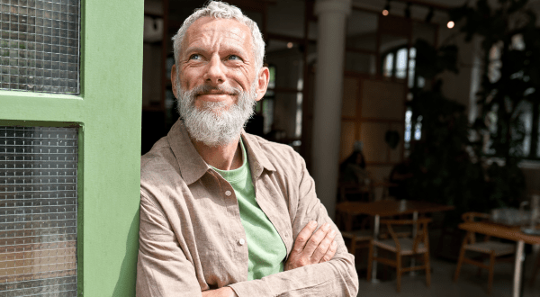 Pensione lavoro usurante | Immagine di un lavoratore anziano sorridente