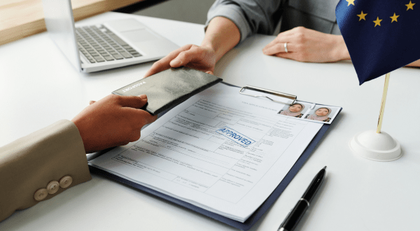 Permesso di soggiorno per lavoro in Italia | Immagine di anteprima articolo con visto approvato