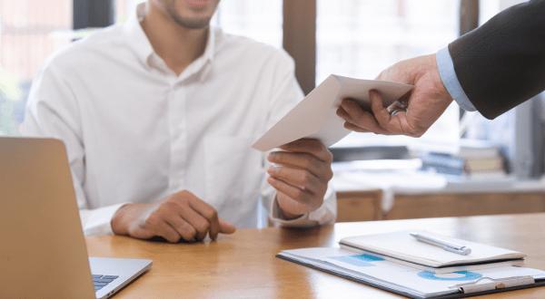 Premio di produzione tassazione | Immagine di lavoratore che riceve una busta a fine anno contenente i dettagli dell'erogazione del premio
