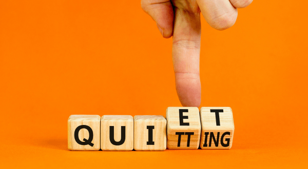 Quiet quitting | Immagine di anteprima articolo con blocchi di legno che formano la scritta "quiet quitting"