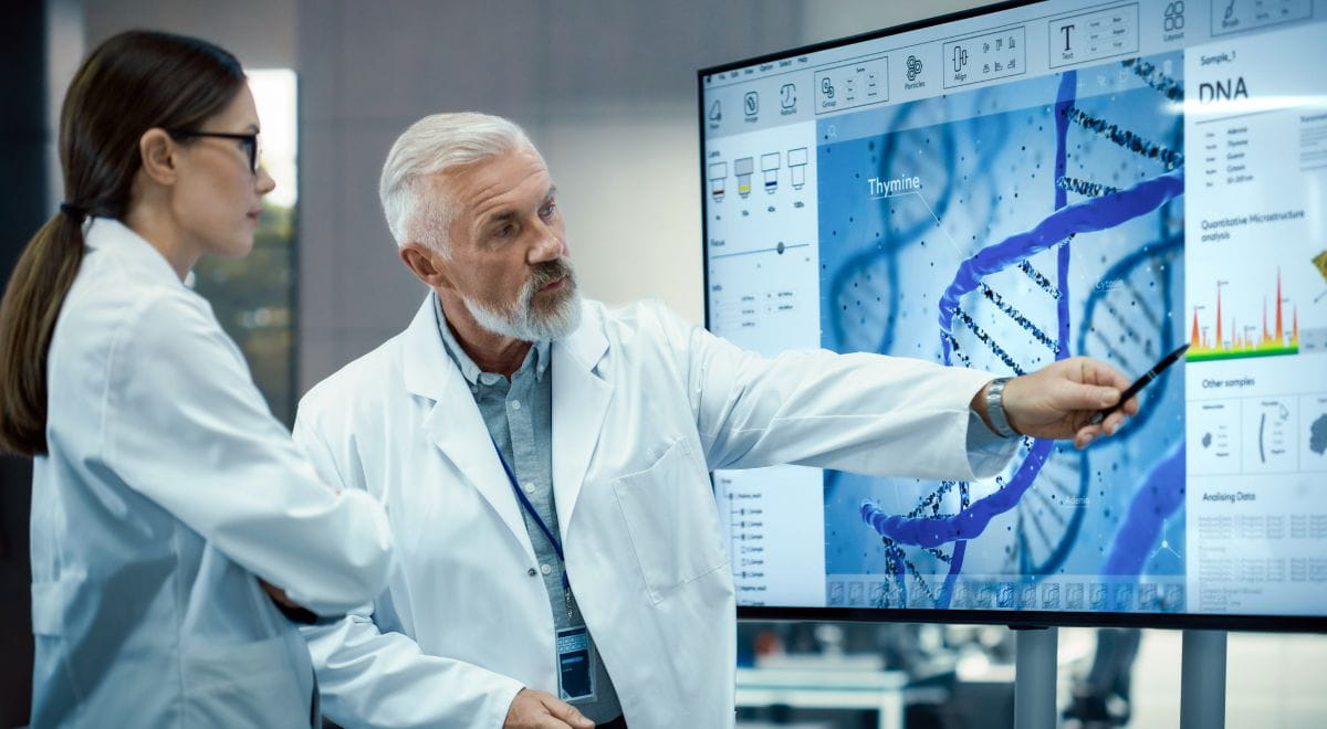 Settore Healthcare | Immagine di anteprima con foto di due ingegneri biomedici al lavoro in un laboratorio