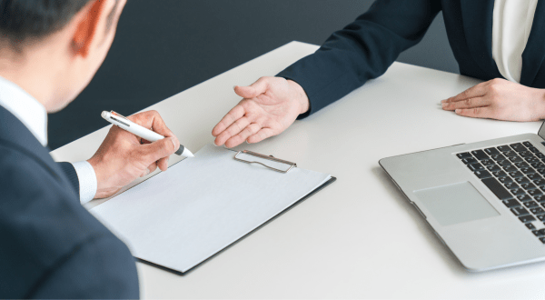 Temporary Staffing | Immagine di un colloquio tra un HR e un candidato visto di spalle