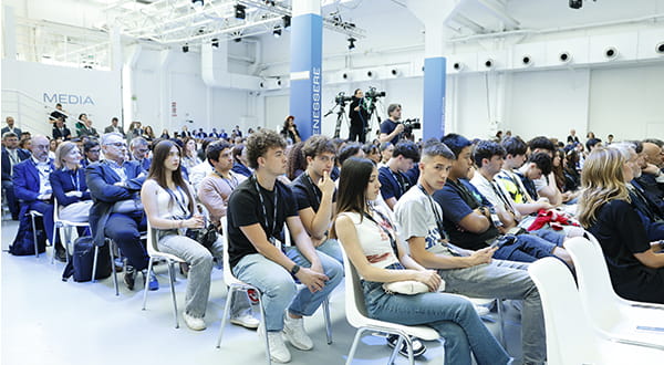 The Exchange 2025 | Immagine di anteprima dell'articolo con giovani seduti in platea 