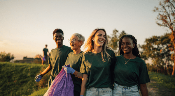Volontariato e lavoro dipendente | Immagine di anteprima con gruppo di volontari di etnia, genere ed età diverse