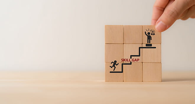Skill Gap | Immagine che mostra la crescita di competenze attraverso delle figure stilizzate